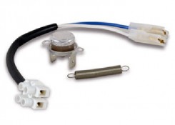 Termostato bimetallico a pastiglia, temperatura apertura 31°C - chiusura 42°C, contatto argentato normalmente aperto, terminali faston verticali, cablaggio (200 mm) e molla di fissaggio inclusi. Termostato bimetallico a pastiglia, temperatura apertura 31°C - chiusura 42°C, contatto argentato normalmente aperto, terminali faston verticali, cablaggio (200 mm) e molla di fissaggio inclusi.